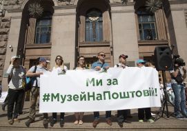 Акція «День небайдужості» біля будівлі КМДА