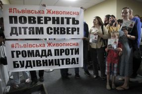 Активісти тримають плакати