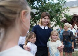 Марина Порошенко фотографируется с девочками