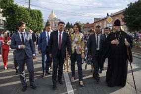 Volodymyr Groisman with his wife Olena and Eugene Nishuk