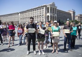 Учасники акції «Вголос. Читаємо оповідання Сенцова на Майданi»