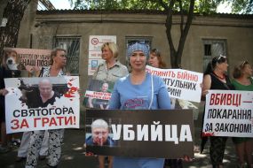 Zoo protectors hold protest action near Shevchenko court