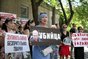 Zoo protectors hold protest action near Shevchenko court