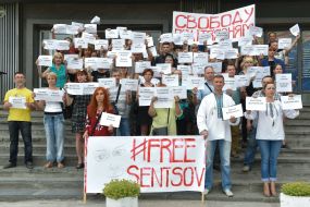 Участники акции в поддержку Олега Сенцова