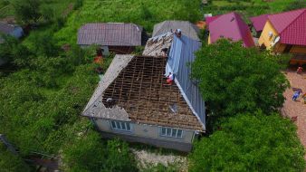 Поврежденная крыша жилого дома