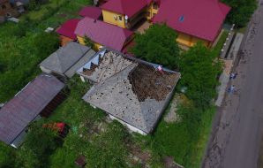 Поврежденная крыша жилого дома