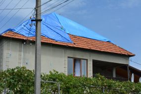 Поврежденная крыша жилого дома