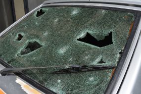 Разбитое стекло автомобиля