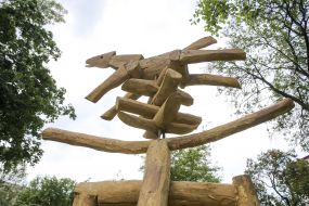 Дерев'яна скульптура Миколи Бірючинського "Край" 