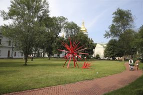 Скульптура Антона Логова "Крилатий звір"