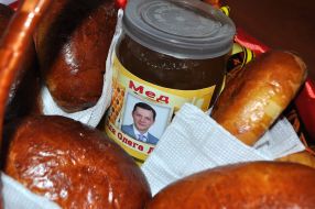 Photo ofOleg Lyashko on a jar with honey