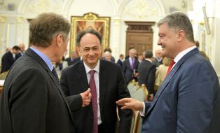 Hug Mingarelli and Petro Poroshenko