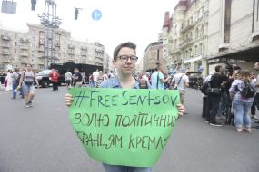 Девушка держит плакат