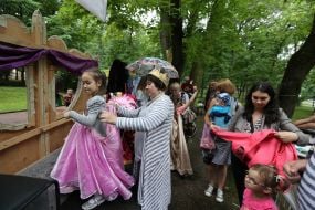 Children communicate with policeChildren try on costumes