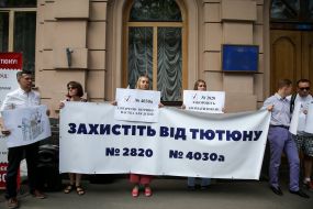 Учасники акції тримають плакати