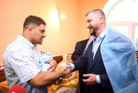 Pavel Petrenko congratulates the Kyivan Andrey Petrenko in the maternity hospital