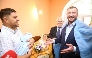 Pavel Petrenko congratulates the Kyivan Andrey Petrenko in the maternity hospital