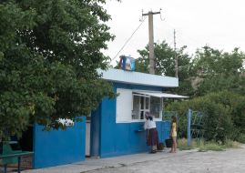 A woman with a girl near the kiosk