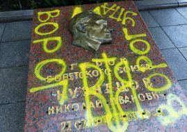 Unidentified yellow paint painted a monument to Kuznetsov