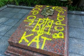 Unidentified yellow paint painted a monument to Kuznetsov