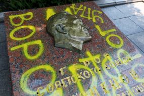 Unidentified yellow paint painted a monument to Kuznetsov