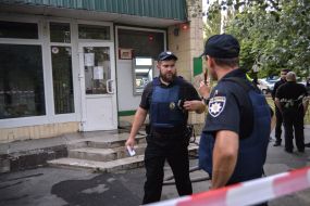 Unknown people threw Molotov cocktails at Oschadbank in Kiev