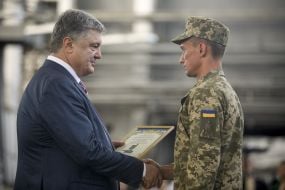 Petro Poroshenko passes a certificate of conformity to the serviceman