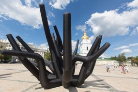 Installation in the form of tentacles