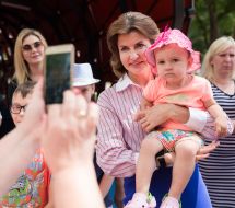 Marina Poroshenko holds the girl in her arms