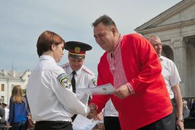 Igor Vdovenko gives the diploma to the graduate