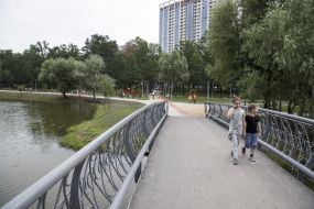 Children walk along the bridge in the Victory Park