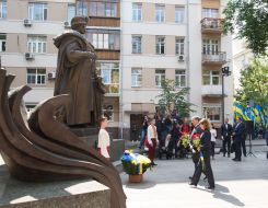 Покладання квітів до пам'ятника Пилипу Орлику