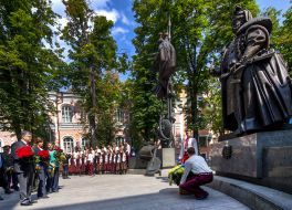 Покладання квітів до пам'ятника Пилипу Орлику