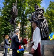 Покладання квітів до пам'ятника Пилипу Орлику