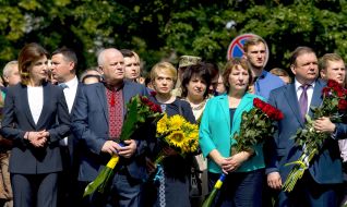 Покладання квітів до пам'ятника Пилипу Орлику