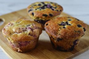 Cupcakes with raspberries and blueberries