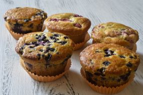 Cupcakes with raspberries and blueberries
