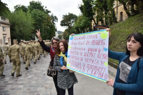 People Meet Servicemen