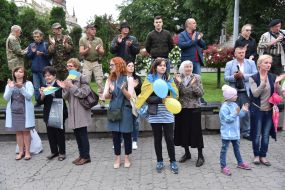 People Meet Servicemen