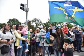 People Meet Servicemen