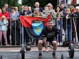 Учасник змагань "Ігри Героїв" піднімає штангу