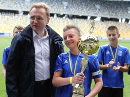 Андрей Садовый вручил награды юным футболистам