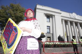 Участница акции в образе художницы Марии Примаченко