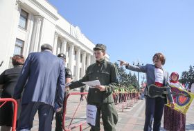 Участники акции в образе Романа Шухевича и Джна Леннона