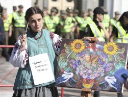 Участница акции в образе художницы Катерины Билокур