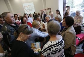 Юлия Тимошенко общается с людьми