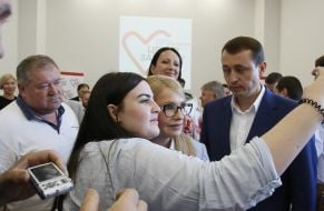 Юлия Тимошенко фотографируется с девушкой