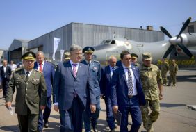 Петр Порошенко и Степан Полторак на "Заводе 410 ГА"