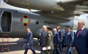 Петр Порошенко и Степан Полторак на "Заводе 410 ГА"