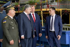 Петр Порошенко и Степан Полторак на "Заводе 410 ГА"